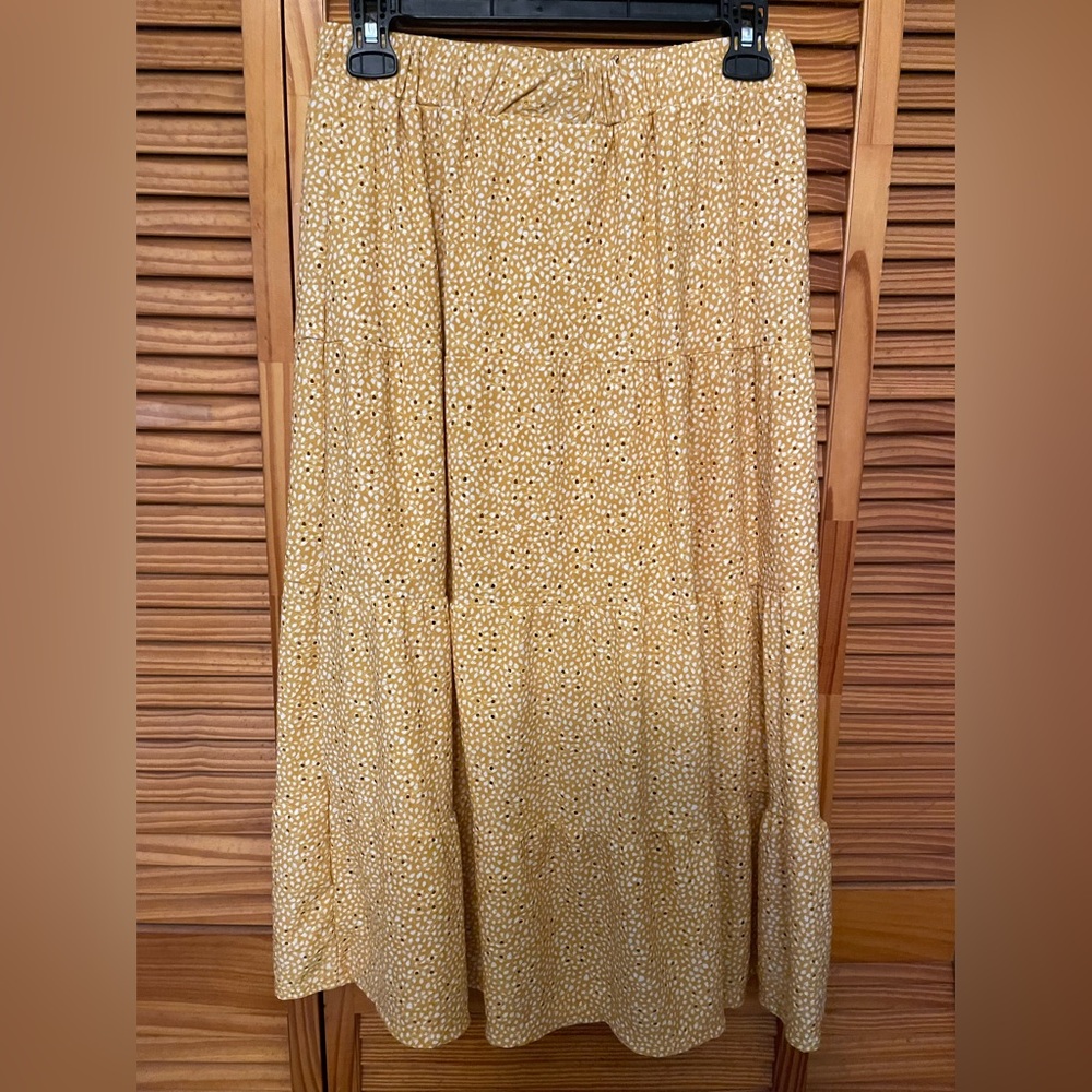 MIDI skirt with daisy print and side slit.